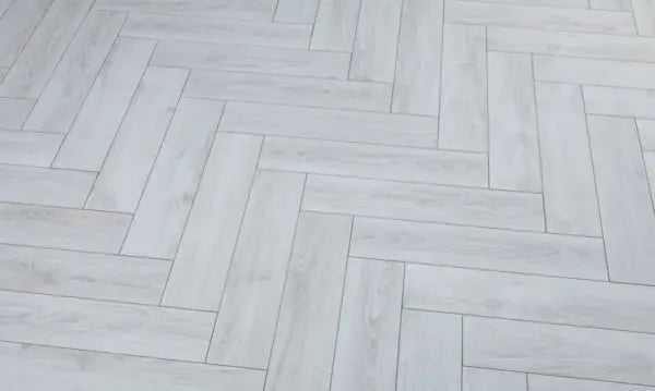 Parchet laminat Alsapan Herringbone Polar Oak 12 mm, clasa trafic AC6, bizotat 4V 5G